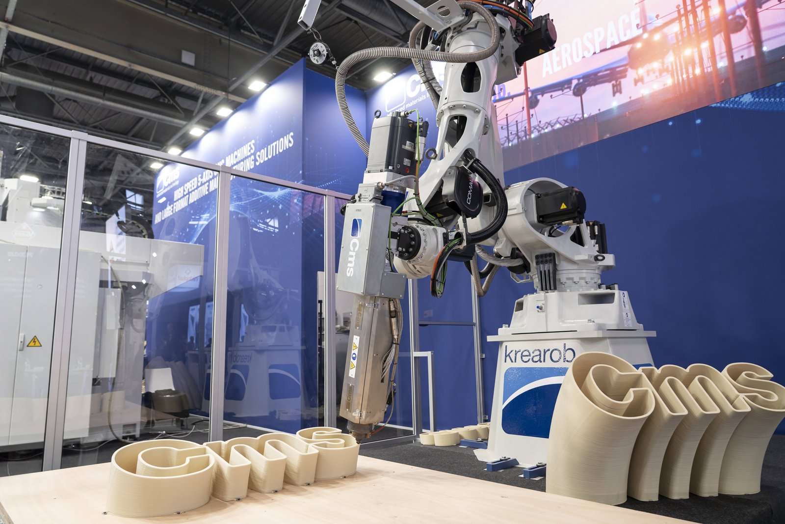 CMS Krearob robot printing large parts at a trade show